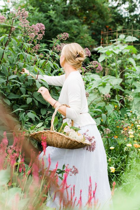 Late Summer Flowers, Flower Picks, Picking Flowers, Romantic Garden Wedding, Rose Cottage, Women Photography Poses, Green Life, Late Summer, Summer Garden