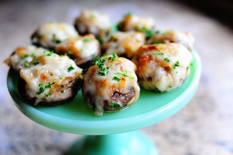 Important note: this recipe has absolutely nothing to do with Thanksgiving. I’m so glad I got that out. I feel cleansed! I whipped up these little mushroom appetizers yesterday for two reason… French Onion Soup, French Onion, Onion Soup, Party Food Appetizers, Appetizer Dips, Yummy Appetizers, I Love Food, Appetizer Snacks, Dumplings