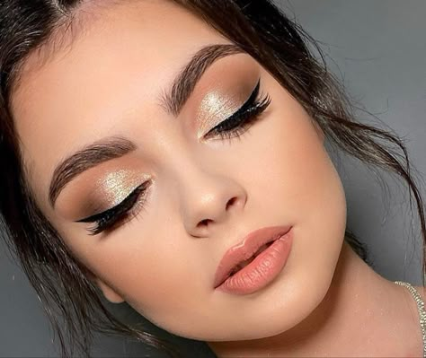 Makeup Ideas For Gold Dress, Gold Simple Makeup, Beige Makeup Looks, Makeup For Champagne Dress, Gold Glam Makeup Looks, Gold Quince Makeup, Brown And Gold Makeup, Makeup Dorado, Gold Prom Makeup