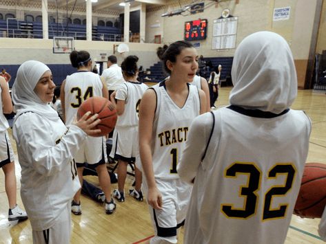 BBC: Hijab Wearing Basketball Players ‘Big Step Forward for Women’s Sport’ Basketball Bracket, Dumbbell Press, Basketball Practice, Basketball Plays, Basketball Workouts, Basketball Clothes, Basketball Drills, Basketball Training, Basketball Girls