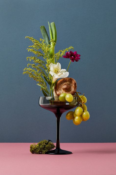 Tous - NOCERA&FERRI Editorial Still Life, Cocktail Table Styling, Food Art Photography, Unique Flower Arrangements, Fruit Arrangements, Fruit Flowers, Modern Flower Arrangements, Still Life Photos, Magazine Editorial