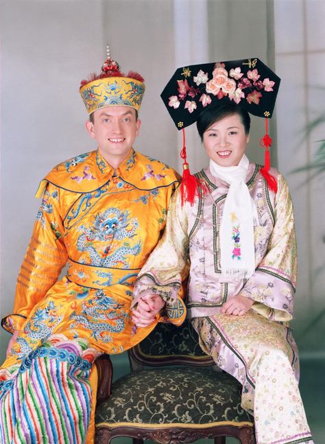 taiwanese wedding attire Taiwanese Wedding, Wedding Dress Code, Asian Bridal Hair, Asian Bridal Makeup, Traditional Wedding Dress, Interracial Wedding, Interracial Marriage, Hijab Wedding Dress, Ethnic Wedding