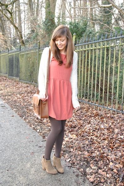 Coral Pink Dress, Grey Leggings, Cream Knitted Cardigan, Tan Satchel and Tan Ankle Boots Coral Pink Dress, Bear Dress, Grey Tights, Cream Boots, Tan Ankle Boots, Sequin Cardigan, Winter Gear, Mode Inspiration, Fall Winter Outfits