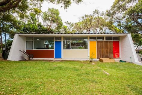 Beachside Cottage, Cottage Houses, Mid Century Exterior, Modernist House, Mid Century Architecture, New South Wales Australia, Modern Farmhouse Exterior, Farmhouse Exterior, Architecture Exterior