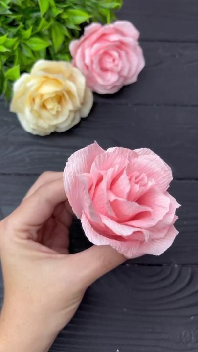 Crepe Paper Decorations, Crepe Paper Crafts, Paper Roses Diy, Crepe Paper Flowers Diy, Paper Flowers Diy Easy, Tissue Paper Flowers Diy, Studio Diy, Easy Paper Flowers, Paper Craft Tutorials