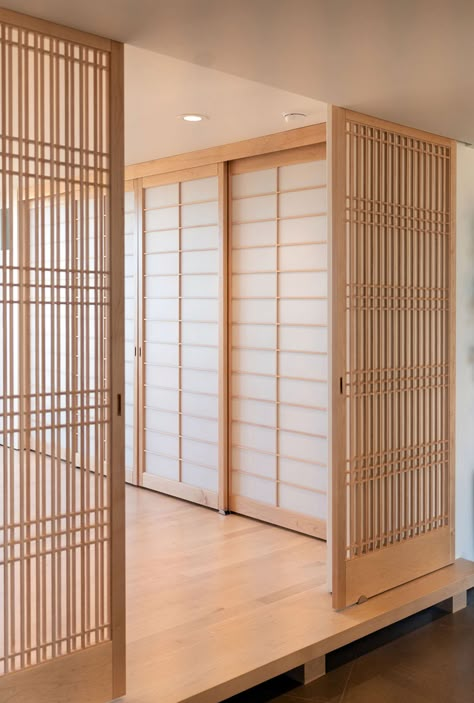 Modern Japanese Shoji Screen Installations - Shoji Designs Inc. Japanese Room Divider Ideas, Japanese Bifold Doors, Japanese Doors Sliding, Japanese Screen Doors, Japanese Divider, Japanese Style Door, Shoji Panels, Japanese Cabinet Design, Japan Interior Design Modern