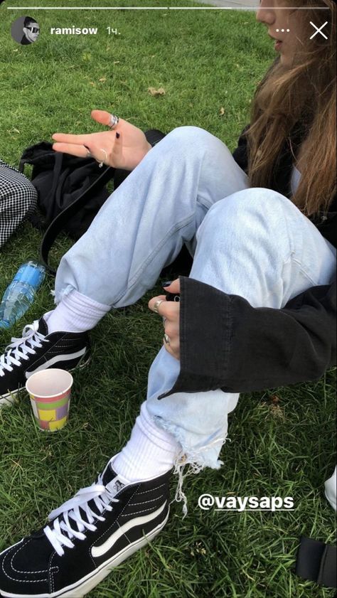 Snicker Shoes, Tenis Vans, Vans Outfit, University Style, Velvet Dress Designs, Types Of Girls, Foto Ideas Instagram, Best Friend Goals, Streetwear Fashion Women