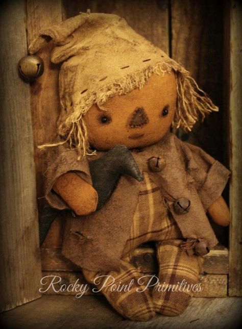 Primitive Fall Crafts, Primitive Scarecrows, Primitive Halloween Decor, Scarecrow Doll, Pumpkin Scarecrow, Primitive Doll Patterns, Primitive Pumpkin, Halloween Folk Art, Primitive Patterns