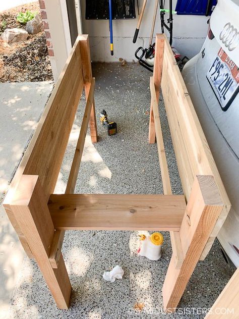 Today I have a set of DIY Planter box plans to share with you! Raised garden beds can be expensive to buy, so building your own will save you some cash. And don't fret, this raised garden planter box is a beginner project you can tackle in one afternoon. The plans can be adjusted to fit whatever size you need. Who knew that building a planter box would be this easy?! Enjoy! Diy Cedar Planter, Raised Planter Boxes Plans, Growing Hacks, Raised Wooden Planters, Diy Cedar Planter Box, Raised Garden Planter, Garden Planter Box, Pallet Planters, Planter Box Plans