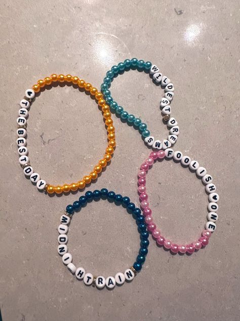 From Twitter: "A fun evening making friendship bracelets!! I made 9 bracelets, but already traded 5 to my friends at the party 😅 I have lots more to make before the weekend!! #SeattleTSTheErasTour" Swift Bracelet, Making Friendship Bracelets, To My Friends, Taylor Swift Outfits, Bracelet Making, The Weekend, Friendship Bracelets, Taylor Swift, Swift