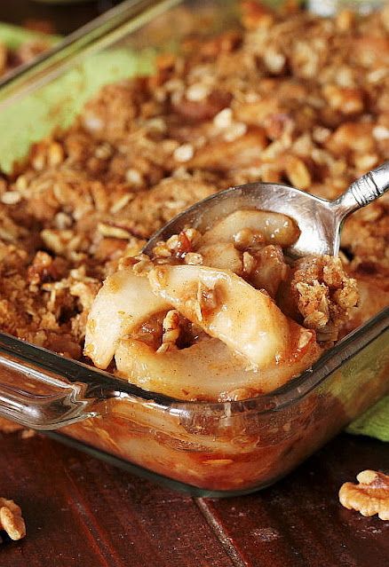 Serving Spoon Scooping Fresh Pear & Walnut Crisp from Baking Dish Image Pear Crisp With Oats, Pear Cobbler, Pear Dessert Recipes, Hot Spiced Cider, Comfort Food Desserts, Pear Crisp, Pear Crumble, Pear Dessert, Peach Dessert Recipes