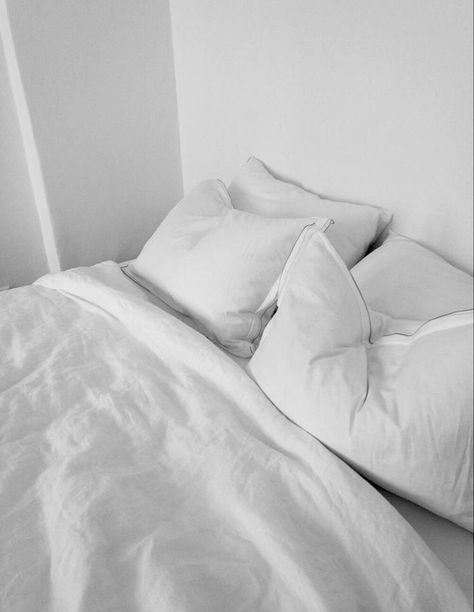 Minimalist Bedside Table, Bed Aesthetic, Minimalist Bed, Fluffy Bedding, Bed Design Modern, Bedroom Decor Design, Minimalist Room, Trendy Bedroom, Small Room Bedroom