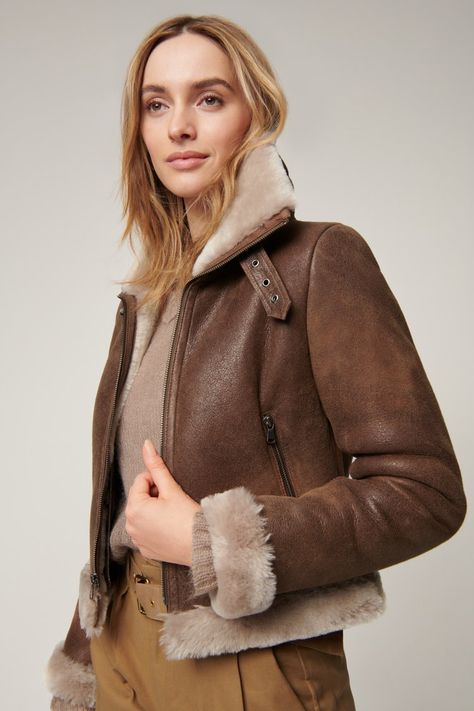 Baddie Jackets, Jacket Ideas For Women, Nyc Winter Fashion, Soft Autumn Style, Campus Fashion, Moto Jacket Style, Fall Dressy, Rosie Huntington Whiteley Style, Cold Fashion