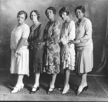 The North Carolina Mutual Quintet, led by Bessie Whitted, late 1920s - a few plus size fashions here. They look amazing! African American Clothing, 1920s Fashion Women, 1920s Women, 1920s Outfits, Vintage Black Glamour, 20s Fashion, 1920s Fashion, Outfits Winter, Mode Vintage