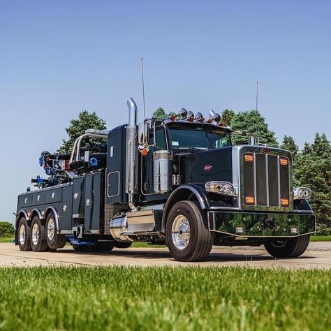 HDM Towing & Truck Center, Lake Mills WI - 2022 Peterbilt 389 w/ Century 1150 knee boom rotator Heavy Wreckers, Big Toys, Peterbilt 389, Towing And Recovery, Large Truck, Big Rig Trucks, Tractor Trailers, Heavy Truck, Big Rig