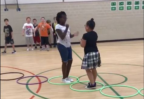 Hula Hoop Games, Kids Relay Races, Team Games For Kids, Indoor Group Games, Relay Games, Gym Games For Kids, Group Games For Kids, Summer Camp Games, Playground Games