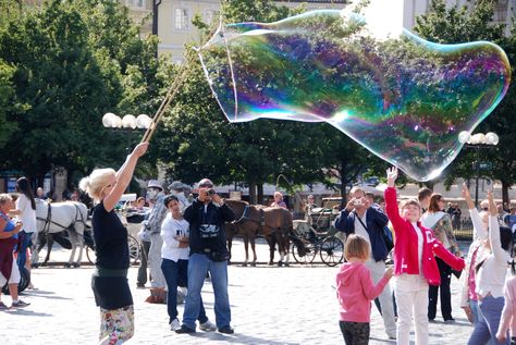 Street photography collection by Alva Lauder. Bubble making. Giant Bubble Solution, Big Bubble Wand, Bubble Making, Bubble Mixture, Bubble Mix, Super Bubbles, Bubble Solution, Big Bubble, Giant Bubbles