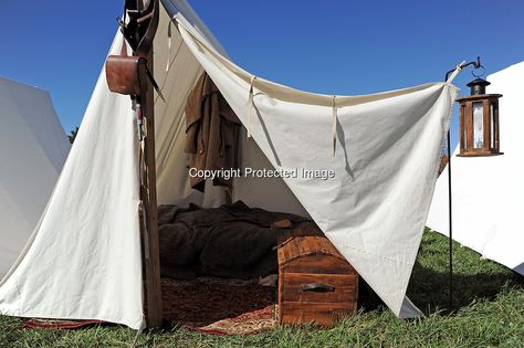 Camp Setup, Medieval Tent, Tent Ideas, Camp Tent, Luxury Safari Lodge, Medieval Design, Medieval Party, American Frontier, Luxury Safari