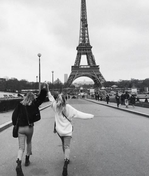 Paris Poses, Paris Pics, Paris Photo Ideas, Foto Best Friend, Paris Travel Photography, Paris Vibes, Paris Girl, Travel Pictures Poses, Europe Photos