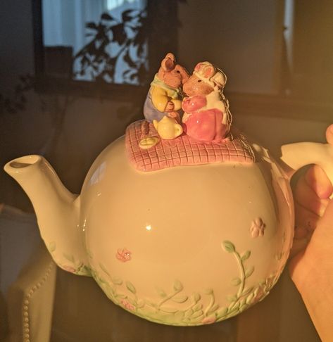 LITERALLY why I love the thrift store!!!! Cute lil knick knacks like this Thrifted Knick Knacks, Cute Antiques, Cute Knick Knacks, Knick Knacks Aesthetic, Cute Kettle, Vintage Knick Knacks, Cute Teapot, Cute Furniture, Little Mouse