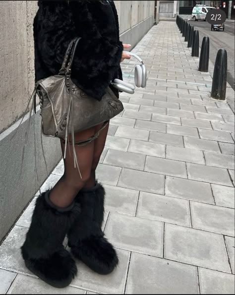 Fur Aesthetic, Fit Board Workouts, Winter Fits, Fur Boots, Mode Inspo, Fashion Killa, Black Outfit, Fitness Inspo, Fashion Inspo Outfits