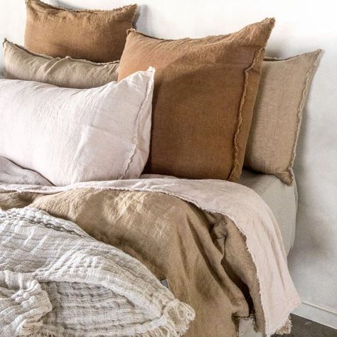 Earthy Linen Bedding, Natural Bed Linen Styling, Layered Linen Bedding, Peaceful Bedroom Ideas Cozy, Neutral Linen Bedding, Brown Bedding Aesthetic, Earthtone Bedroom, Linen Bedding Styling, Bed Layering