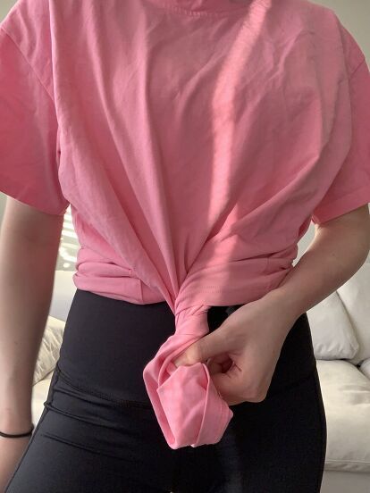 How To Tighten Shirt Waist, How To Tie A Tee Shirt Knot, Tie Tshirt Knot Hack, Twist Knot Shirt Diy, How To Tie Oversized Shirt Tees, Diy Twist Front Shirt, Tying An Oversized Shirt, Tie Tshirt Knot, Tying Oversized Shirt