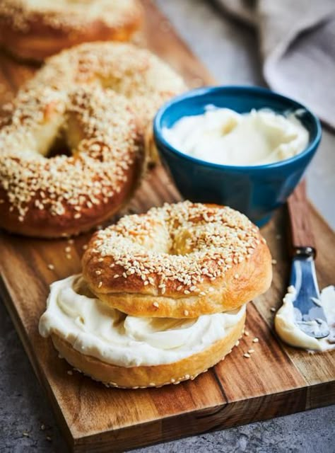 Sesame Bagel, Telur Dadar, Homemade Bagels, Bagel Recipe, Eat Smart, Baklava, Bagels, How To Make Bread, Homemade Bread