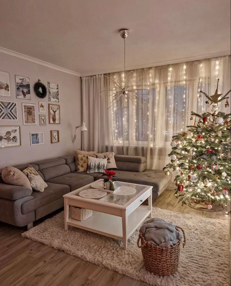 Home Aesthetic Inspiration Cozy, Living Room Winter Decor, Christmas Flat Decoration, Apartment Living Room Inspiration Cozy, Christmas Interior Decor Living Rooms, Apartment Decor Christmas, Christmas Aesthetic Living Rooms, Christmas Home Decorations Living Room, Christmas Home Decor Ideas Living Room