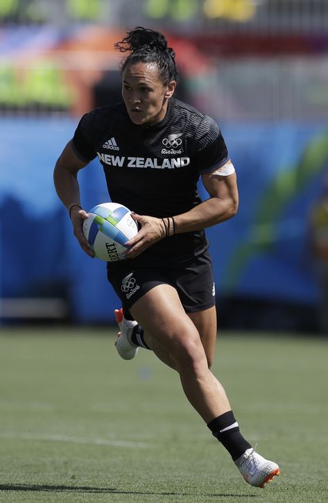 New Zealand's Portia Woodman, runs with the ball during the women's rugby sevens wearing Zinc Oxide Tan on her wrists for rigid support. Womens Rugby Players, Female Rugby Players, Women’s Rugby, Black Ferns Rugby, Portia Woodman, Touch Rugby, Women Rugby, Rugby Photography, Rugby Girls