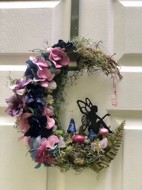 Front Door Wreath Ideas Diy, Fairy Garden Wreath Ideas, Cresent Moon Wreaths, Wicca Wreath, Mushroom Wreath Diy, Moon Wreath Crescent, Crescent Moon Wreath Diy, Moon Wreath Diy, Halloween Moon Wreath