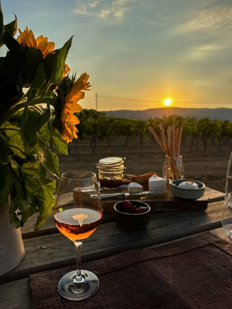 Picnic and wine aesthetic at sunset Wine Tour Aesthetic, Winery Astethic, Napa Valley Aesthetic, Wine Country Aesthetic, Wine Tasting Aesthetic, Laura Aesthetic, Winery Aesthetics, Outdoor Wine Tasting, Napa Bachelorette