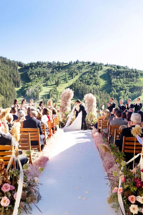 Wedding Theme Rustic, Stein Eriksen Lodge, Wedding Venues Utah, Pink Wedding Colors, Stunning Wedding Venues, Utah Mountains, Fancy Flowers, Pink Wedding Theme, Utah Bride