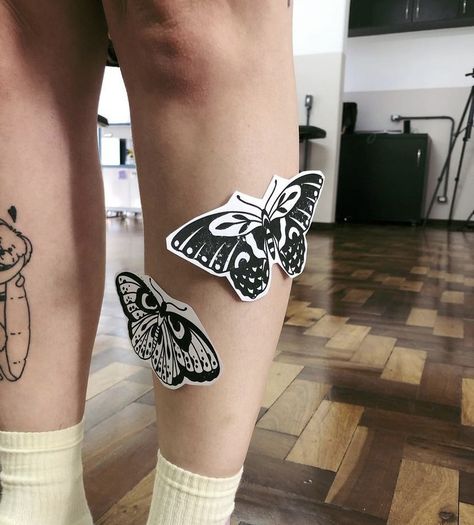 Under Knee Tattoos Women, Below Knee Tattoo, Simbols Tattoo, Watercolor Tattoo Ideas, Optical Illusion Tattoos, Illusion Tattoos, Traditional Tattoo Designs, Moth Tattoo, Botanical Tattoo