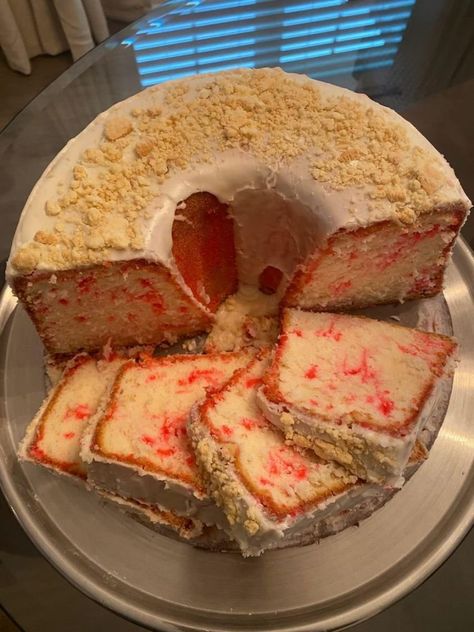 Strawberry crunch pound cake - Delish Grandma's Recipes Strawberry Crunch Pound Cake, Crunch Pound Cake, Strawberry Crunch, Crunch Cake, Think Food, Food Drinks Dessert, Pound Cake Recipes, Cake Ingredients, Pound Cake