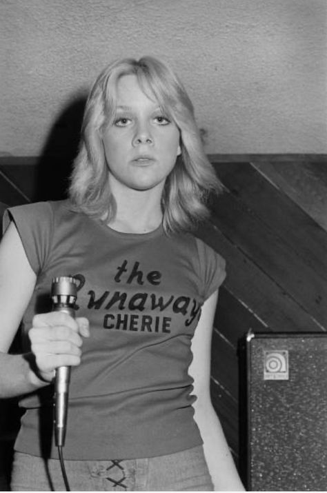 Cherie Currie 70s, Marie Currie, Sandy West, Cherie Currie, Mid Length Bobs, The Runaways, 70s Glam, Lita Ford, Cinema Art