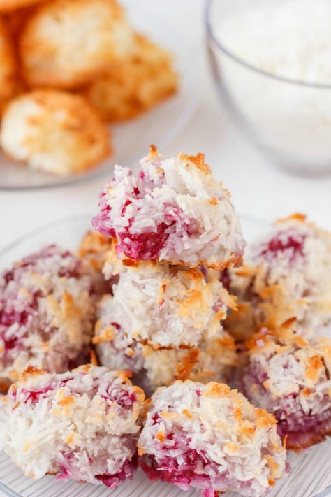 Dairy Free Rhubarb Recipes, Rhubarb Cookies, Raspberry Macaroons, Broma Bakery, Rhubarb Desserts, Candy Balls, Raspberry Coconut, Rhubarb Recipes, Coconut Macaroons