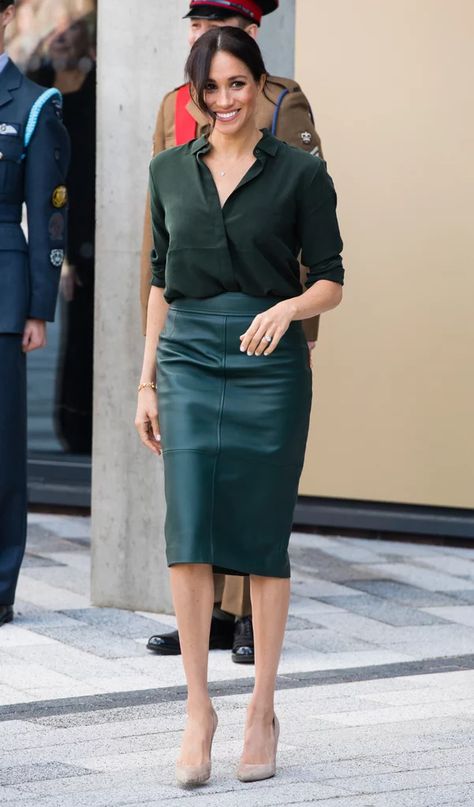 Meghan Markle Work Outfit Idea: A Leather Pencil Skirt and Button-Down Black Pencil Skirt Outfit, Pencil Skirt Outfits Casual, Meghan Markle Outfits, Pencil Skirt Fashion, Black Leather Pencil Skirt, Pencil Skirt Casual, Look Office, Style Royal, Pencil Skirt Outfits