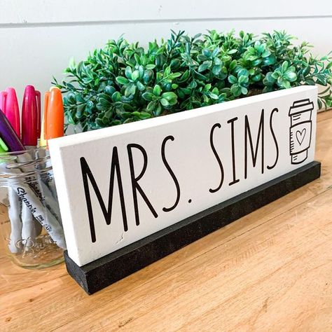 Teacher Desk Decorations, Cute Classroom Decorations, Teacher Desk Signs, Back To School Teacher Gifts, Teacher Name Plates, Counseling Office Decor, Desk Name Tags, Classroom Background, Teacher Name Signs