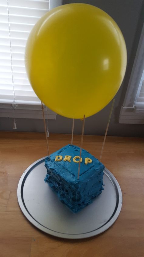 Keep it easy, box cake, vanilla frosting, food coloring, a yellow balloon, and wooden skewers. Easy Fortnite Cake, Boys Bday Cakes, Drop Cake, Yellow Balloons, Blue Birthday, Vanilla Frosting, Box Cake, 7th Birthday, Food Coloring