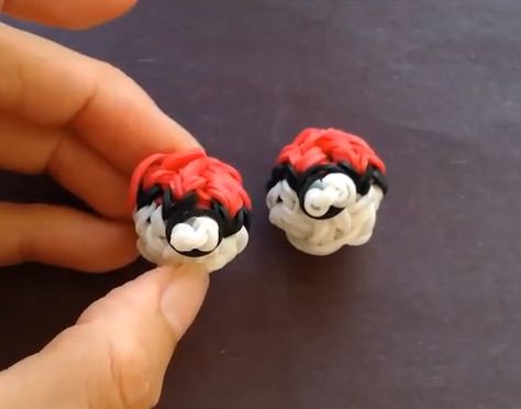 Rainbow Loom Pokeball- awesome Rainbow Loom pattern for boys that love the video game! Rainbow Loom Characters, Loom Bands Ideas, Rainbow Loom Animals, Rainbow Loom Crafts, Loom Band Ideas, Loom Animals, Wonder Loom, Loom Bands Tutorial, Loom Band Patterns