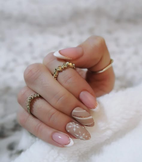 30 Neutral Winter Nails: Elegant and Trendy Ideas for a Chic Winter Manicure Winter Engagement Nails Ideas, Neutral Christmas Nail Designs, Gel Nail Designs Winter, Neutral Christmas Nails, Neutral Winter Nails, Engagement Nails, Nails Elegant, Winter Nail Ideas, Winter Manicure