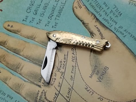 Miniature Fish Knife Charm Tiny Retro Folding Shiny Brass - Etsy Fish Pocket Knife, Funky Gifts, Pretty Knives, Inside My Bag, Paracord Beads, Paracord Keychain, Fish Knife, Heart Emoji, Vintage Goth