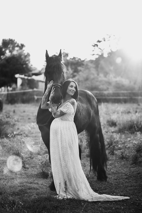 Maternity Session With Horse, Maternity Pics With Horses, Pregnant Horse Photoshoot, Equine Maternity Photography, Maternity Photography With Pets, Maternity Photoshoot With Horse, Maternity Photography Horses, Maternity With Horse, Western Maternity Pictures With Horses