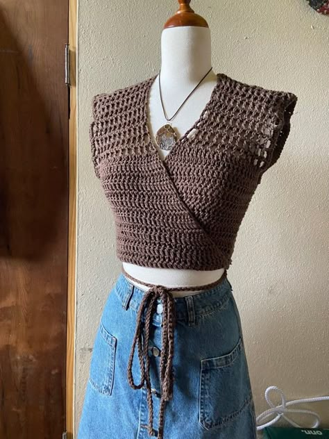 Halter Top Tutorial, Diy Crochet Crop Top, Crochet Wrap Top, Crop Top Crochet, Crochet Top Outfit, Crochet Festival, Crochet Halter Top, Custom Top, Mode Crochet