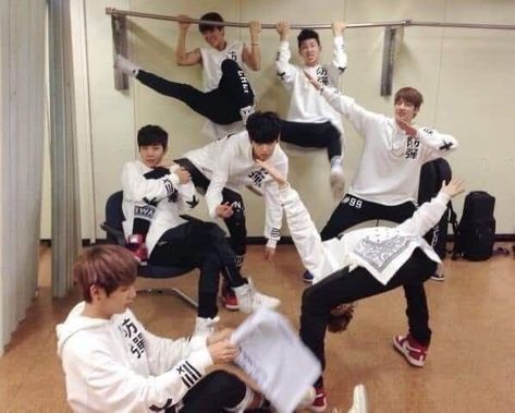 Funny Poses, Bts Ot7, Bts Group Photos, Strange Photos, How To Start Conversations, Best Duos, Bulletproof Boy Scouts, Bts Group, Group Photos