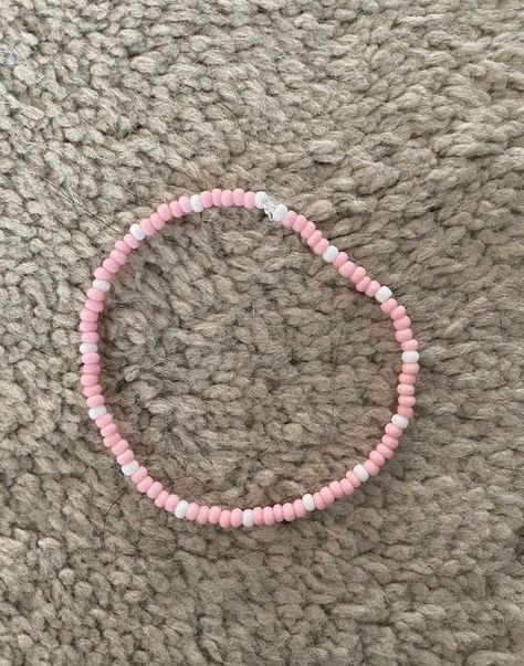 Pink And White Beaded Bracelets, Pink And White Beaded Necklace, Pink Beads Bracelets, Bracelet Ideas Pink, Pink Bracelet Ideas, Pink And White Bracelet, Pink Bead Bracelet, Body Jewelry Diy, Simple Beaded Bracelets