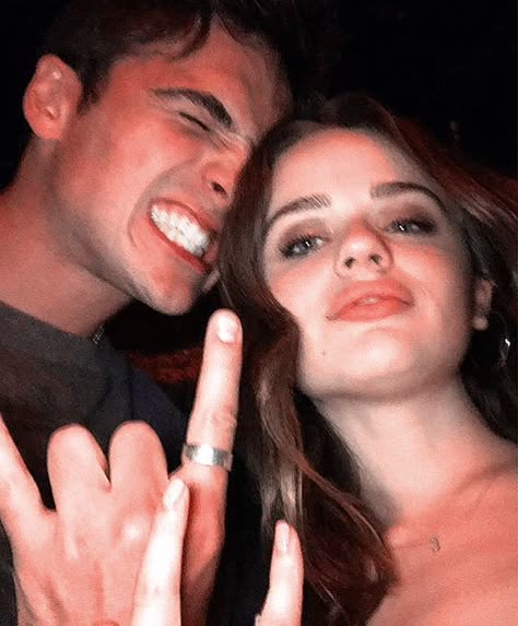 The kissing booth/Joey King & Jacob Elordi Joey And Jacob Elordi, Joey King Selfie, Kissing Booth Behind The Scenes, Joey King Kissing Booth, Jacob Elordi With Fans, Jacob Elordi Smile, Jacob Elordi The Kissing Booth, Jacob Elordi Kiss, Joey King Aesthetic