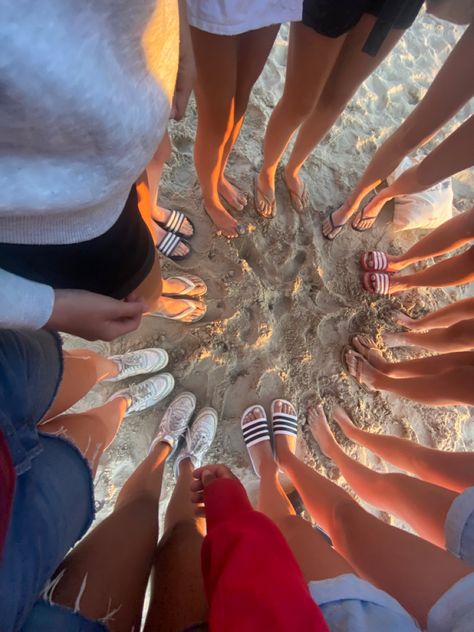 Friend group beach aesthetic Summer Friend Group Beach, Group Of Friends Aesthetic Beach, Group Photo Poses Beach, Friend Group Beach Aesthetic, Beach Friend Group, Group Photo Poses, Friend Group Pictures, Group Picture Poses, Beachy Aesthetic