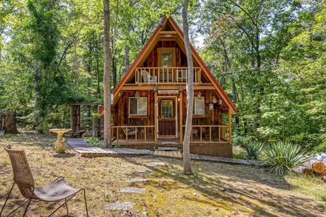 You’ll get a sweet feeling as soon as you pull up to this quaint and beautiful cabin that looks like something from a storybook. If it were tiny, one might imagine little gnomes making it their comfortable home. Red River Gorge Kentucky, Cumberland Falls, Village Inn, Museum Hotel, Old Manor, Red River Gorge, Sugar Shack, Beautiful Cabins, Porch And Balcony